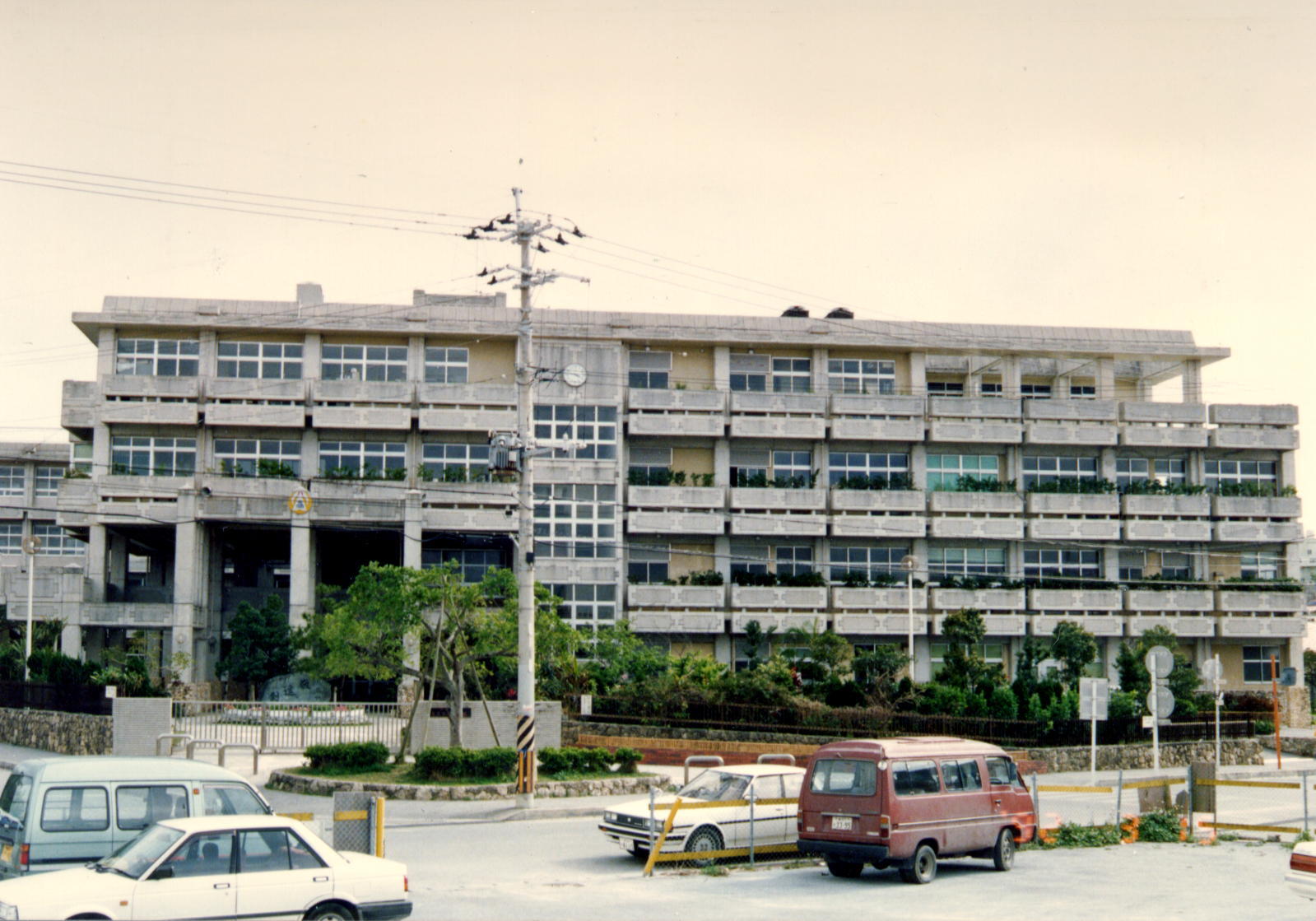 C-12  首里東高校校舎棟（新校舎）1986年・首里東高校体育館（新校舎）1986年